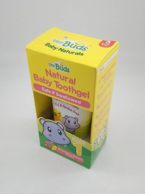 MANILA, PH - OCT 27 - Mini minnacık tomurcuklar 27 Ekim 2020 tarihinde Manila, Filipinler 'de bebek diş macunu çilek aroması.
