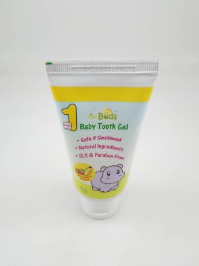 MANILA, PH - OCT 27 - Mini minnacık tomurcuklar 27 Ekim 2020 tarihinde Manila, Filipinler 'de bebek diş macunu çilek aroması.