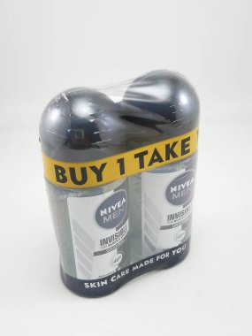 MANILA, PH - OCT 27 - Nivea erkekleri 27 Ekim 2020 tarihinde Manila, Filipinler 'de siyah beyaz deodorantı için görünmez oldular.