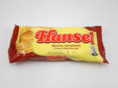 MANILA, PH - OCT 27 - Hansel mocha sandviç kreması 27 Ekim 2020 tarihinde Manila, Filipinler 'de bisküvi doldurdu.
