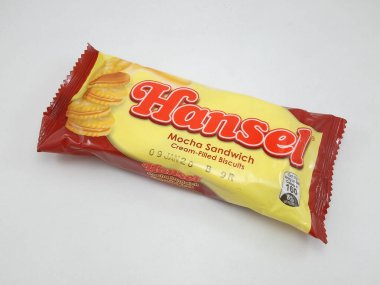 MANILA, PH - OCT 27 - Hansel mocha sandviç kreması 27 Ekim 2020 tarihinde Manila, Filipinler 'de bisküvi doldurdu.