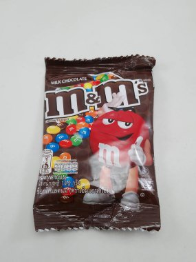 MANILA, PH - 27 Ekim 2020 'de Manila, Filipinler' de M ve M sütlü çikolata şekerlemeleri.