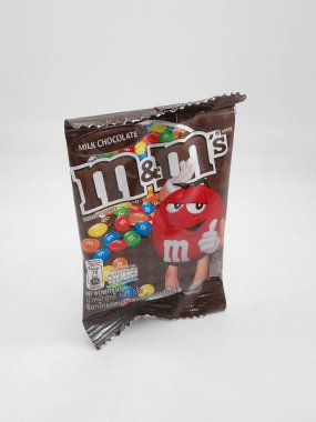 MANILA, PH - 27 Ekim 2020 'de Manila, Filipinler' de M ve M sütlü çikolata şekerlemeleri.