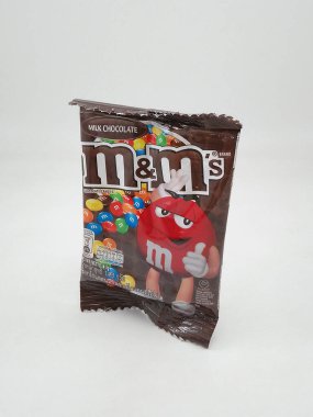 MANILA, PH - 27 Ekim 2020 'de Manila, Filipinler' de M ve M sütlü çikolata şekerlemeleri.