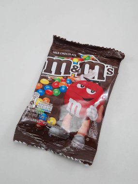 MANILA, PH - 27 Ekim 2020 'de Manila, Filipinler' de M ve M sütlü çikolata şekerlemeleri.