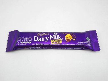 MANILA, PH - OCT 27 - Cadbury sütlü çikolatalı bal peteği ve fındık 27 Ekim 2020 tarihinde Manila, Filipinler.