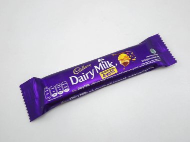 MANILA, PH - OCT 27 - Cadbury sütlü çikolatalı bal peteği ve fındık 27 Ekim 2020 tarihinde Manila, Filipinler.