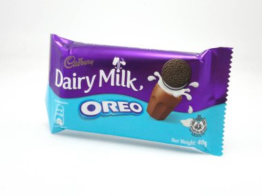 MANILA, PH - 27 Ekim 2020 tarihinde Manila, Filipinler 'de Cadbury sütlü çikolata ve oreo.