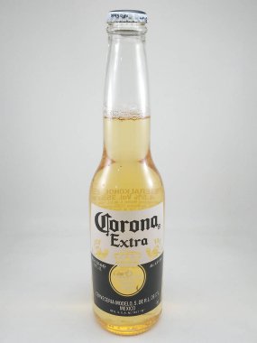 MANILA, PH - 27 Ekim 2020 'de Manila, Filipinler' de fazladan Corona bira şişesi.