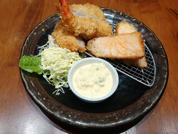 Gebratener Lachs Und Japanische Garnelen Mit Krautsalat Gemüse Und Soßen — Stockfoto