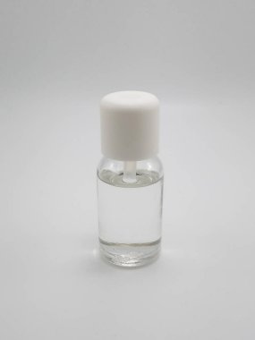 Sıvı içerikli küçük şişeyi temizle