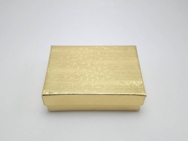 Kapaklı altın hediye kutusu