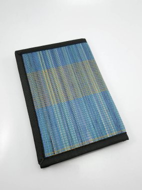 Örgü desenli pasaport sahibi