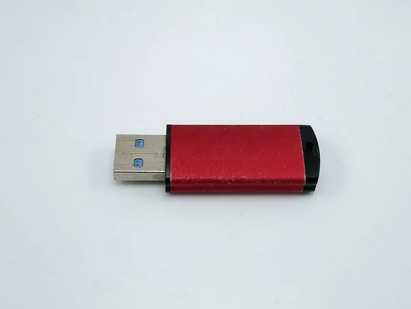 Κόκκινο Μικρό Φορητό Flash Drive Χρήση Για Αποθηκεύσετε Και Παίξετε — Φωτογραφία Αρχείου