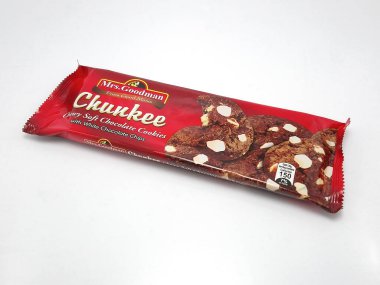 QUEZON CITY, PH - 20 Kasım 2020 'de Quezon City, Filipinler' de Bayan Goodman chunkee yumuşak çikolatalı kurabiyeler ve beyaz çikolata parçacıkları.