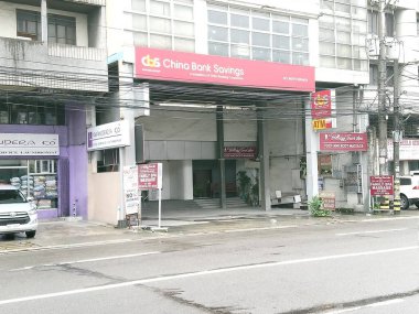 QUEZON CITY, PH - 20 Kasım 2020 'de Çin bankası tasarruf cephesi Quezon City, Filipinler.