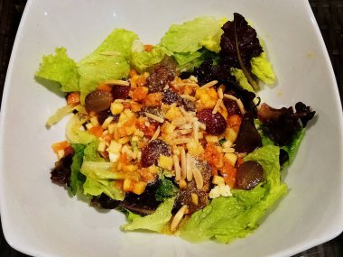 Meyveler ve sebze salatası.