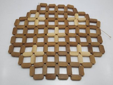 Kahverengi plastik tencere tutacağı.