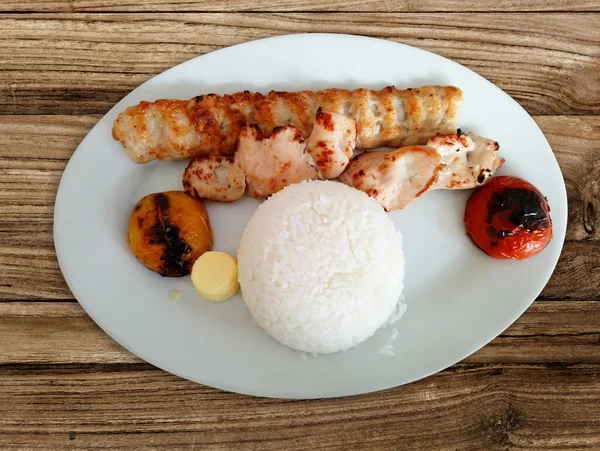 Pirinçli Tavuk Chelo Kebabı Beyaz Tabakta Izgara Domates — Stok fotoğraf