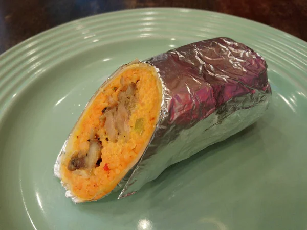 Kyckling Burrito Ris Wrap Tjäna Tallriken — Stockfoto