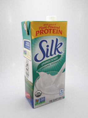 QUEZON ŞEHRİ - 24 Kasım 2020 tarihinde Filipinler 'in Quezon şehrinde İpek tatlandırılmamış organik soya sütü.