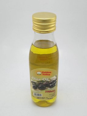 QUEZON ŞEHRİ - 24 Kasım 2020 'de Quezon City, Filipinler' de Altın Vadi zeytinyağı.