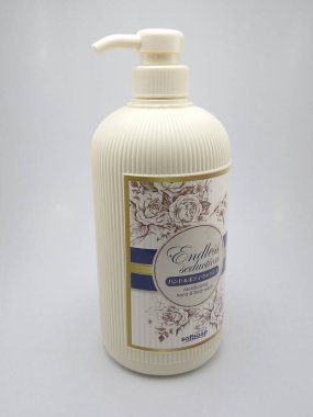 QUEZON ŞEHRİ - 24 Kasım 2020 'de Quezon City, Filipinler' de sabun nemlendirici el ve vücut yıkama..