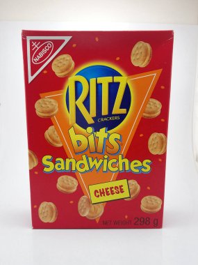 QUEZON ŞEHRİ - 24 Kasım 2020 'de Filipinler' in Quezon şehrinde Nabisco Ritz bisküvileri peynirli sandviç.