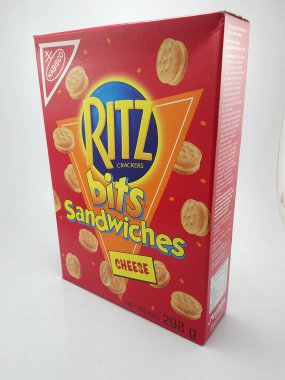 QUEZON ŞEHRİ - 24 Kasım 2020 'de Filipinler' in Quezon şehrinde Nabisco Ritz bisküvileri peynirli sandviç.