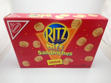 QUEZON ŞEHRİ - 24 Kasım 2020 'de Filipinler' in Quezon şehrinde Nabisco Ritz bisküvileri peynirli sandviç.