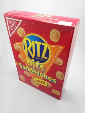QUEZON ŞEHRİ - 24 Kasım 2020 'de Filipinler' in Quezon şehrinde Nabisco Ritz bisküvileri peynirli sandviç.