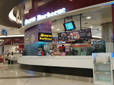 QUEZON ŞEHRİ, PH - 17 Kasım 2020 'de Filipinler' in Quezon şehrinde Reyes barbekü cephesi.