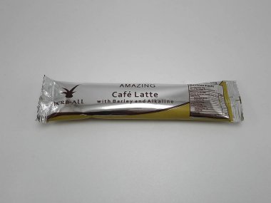 QUEZON ŞEHRİ, PH-17 - 17 Kasım 2020 'de Quezon City, Filipinler' de arpa ve alkalili harika cafe latte.