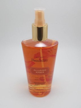 QUEZON ŞEHRİ, PH-17 - 17 Kasım 2020 'de Quezon City, Filipinler' de kehribar rengi vücut sisi cezbedici gizli olasılık.