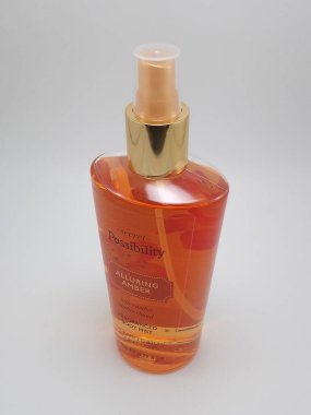 QUEZON ŞEHRİ, PH-17 - 17 Kasım 2020 'de Quezon City, Filipinler' de kehribar rengi vücut sisi cezbedici gizli olasılık.