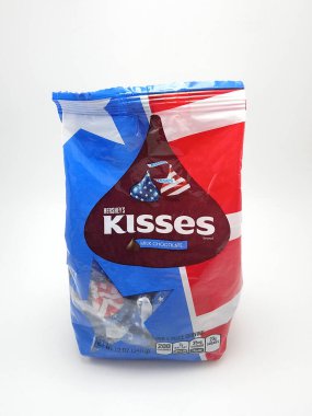 QUEZON ŞEHRİ, PH - 17 Kasım 2020 'de Filipinler' in Quezon şehrinde Hersheys sütlü çikolatayı öpüyor..