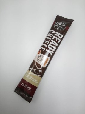 QUEZON CITY, PH - 17 NOV - Kahve çekirdeği ve çay yaprağı hazır kahve 17 Kasım 2020 tarihinde Quezon City, Filipinler 'de 1 fındıklı hazır kahve.