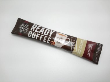 QUEZON CITY, PH - 17 NOV - Kahve çekirdeği ve çay yaprağı hazır kahve 17 Kasım 2020 tarihinde Quezon City, Filipinler 'de 1 fındıklı hazır kahve.