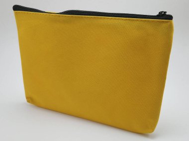 Fermuarlı sarı kumaş kesesi. 