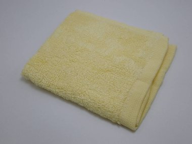Pamuk iplik kare şekilli yüz havlusu sarısı rengi 