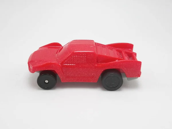 小さな赤いプラスチック製のおもちゃの車 — ストック写真