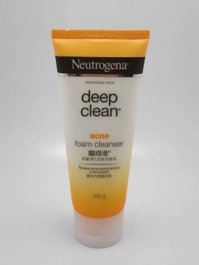 QUEZON CITY, PH - NOV 23 - Nötrojena derin temiz akne köpük temizleyicisi 23 Kasım 2020, Quezon City, Filipinler.