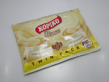 QUEZON ŞEHRİ, PH-23 - Kopiko blanca sütlü kahve karışımı ikiz paket 23 Kasım 2020 tarihinde Quezon City, Filipinler.