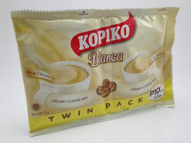 QUEZON ŞEHRİ, PH-23 - Kopiko blanca sütlü kahve karışımı ikiz paket 23 Kasım 2020 tarihinde Quezon City, Filipinler.