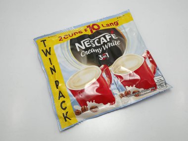 QUEZON ŞEHRİ, PH-23 - 23 Kasım 2020 'de Quezon City, Filipinler' de 1 kahvede Nescafe sütlü beyaz 3.