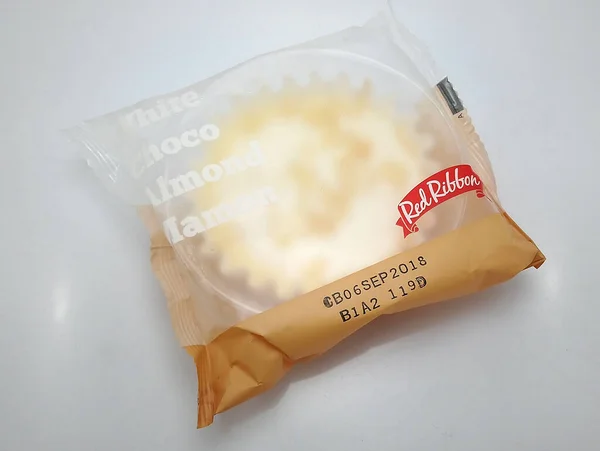 Quezon City Nov Red Ribbon White Choco Almond Mamon Bread — Stock Photo, Image
