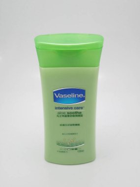 QUEZON ŞEHRİ, PH - 23 Kasım 2020 'de Quezon City, Filipinler' de Vazelin yoğun bakım aloe yatıştırıcı.