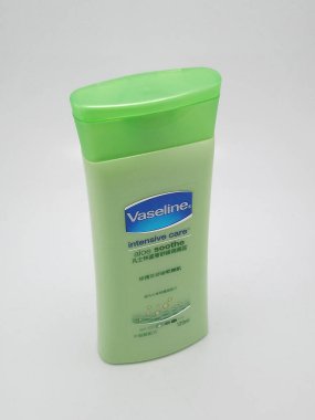 QUEZON ŞEHRİ, PH - 23 Kasım 2020 'de Quezon City, Filipinler' de Vazelin yoğun bakım aloe yatıştırıcı.