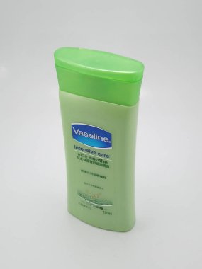 QUEZON ŞEHRİ, PH - 23 Kasım 2020 'de Quezon City, Filipinler' de Vazelin yoğun bakım aloe yatıştırıcı.