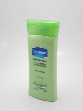 QUEZON ŞEHRİ, PH - 23 Kasım 2020 'de Quezon City, Filipinler' de Vazelin yoğun bakım aloe yatıştırıcı.